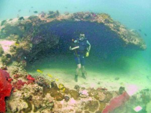 Fig. 3: Rockshelter feature below overhang in 10–11m of water. Scale: 1m (Photo: Garry Momber: 2009)